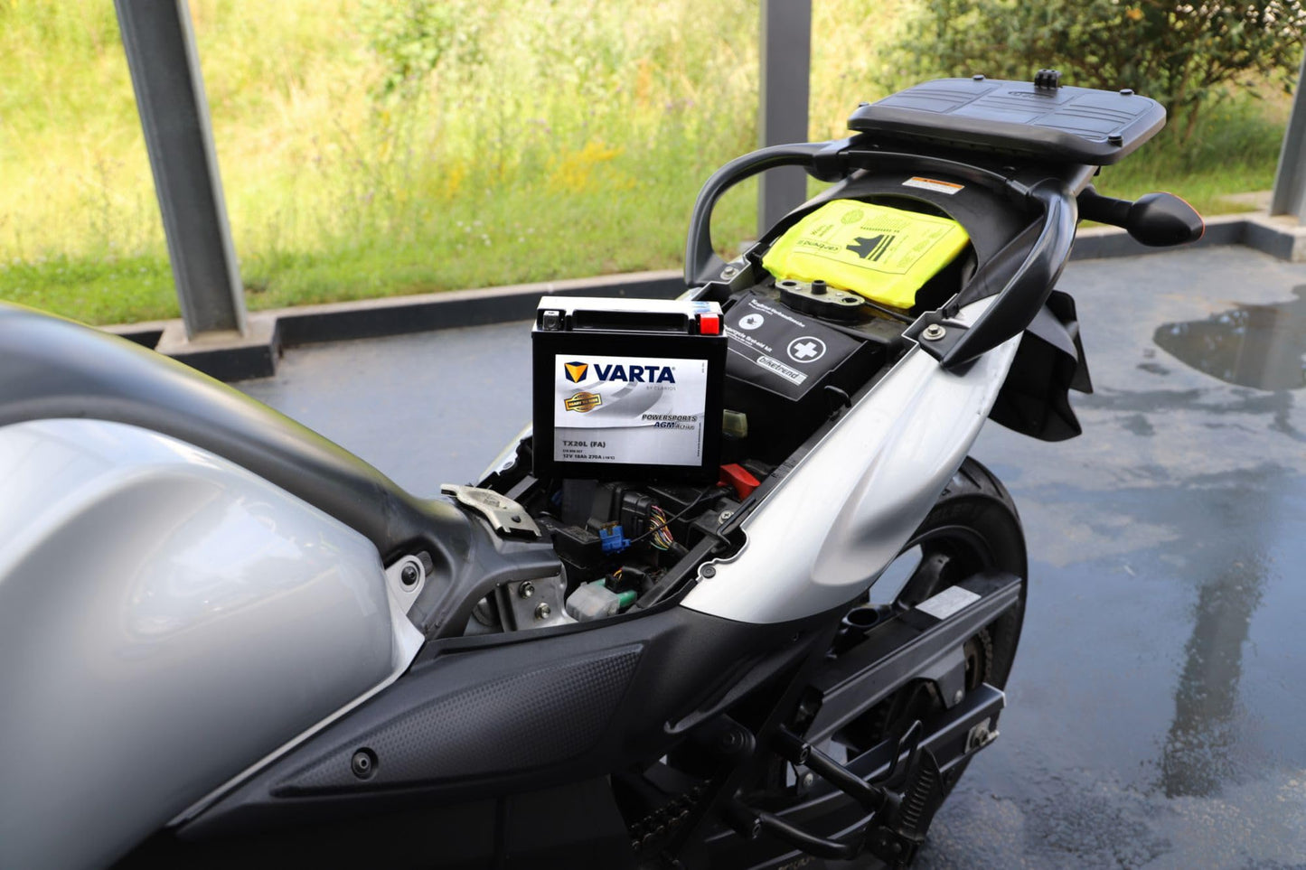 VARTA Motorradbatterie 10 Ah / 170 A Powersports Active AGM - Lange Lebensdauer, vorgeladen, wartungsfrei, geeignet für Motorräder, Motorroller, Quads, Jetskis und Schneemobile, schwarz